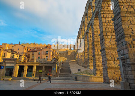 SEGOVIA, Spanien, APRIL - 13, 2016: Aquädukt von Segovia und Plaza del Azoguejo im Morgenlicht. Stockfoto