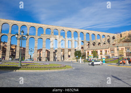 SEGOVIA, Spanien, APRIL - 14, 2016: Aquädukt von Segovia und Plaza del Artilleria. Stockfoto