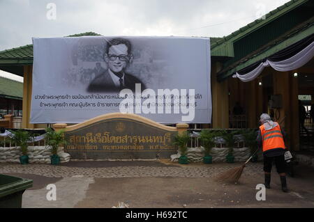 Ein Banner zeigt das Porträt des verstorbenen König Bhumibol Adulyadej, der am 13. Oktober in Nonthaburi, Thailand verstorben. Stockfoto