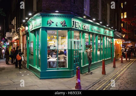 Außenansicht des Jen Café in Chinatown bei Nacht, London, England, Vereinigtes Königreich Stockfoto