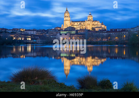 Salamanca - der Kathedrale und des Rio Tormes-Flusses in der Abenddämmerung. Stockfoto