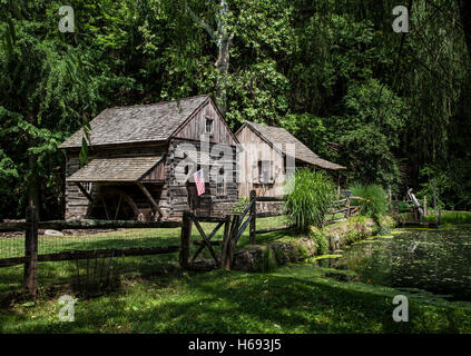 Historische Cuttalossa Farm Cabin und Gristmill Cabin the Woods, Bucks County, Rural Pennsylvania, USA, USA, Old Country House, historische Mühlen-Bilder Stockfoto