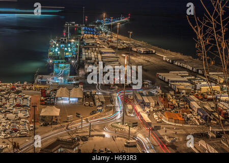 Verladungskai, kommerziellen Hafen von Salerno bei Nacht Stockfoto