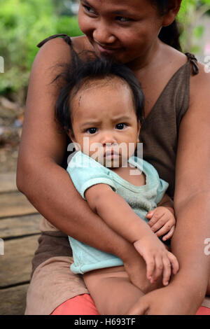 Eine Iraya Mangyan-Frau mit ihrem Baby. Stockfoto