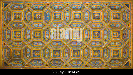 SALAMANCA, Spanien, APRIL - 17, 2016: Die Kassettendecke aus Staris Atrium Casa de las Conchas - Haus der Muscheln aus 16. Cent Stockfoto