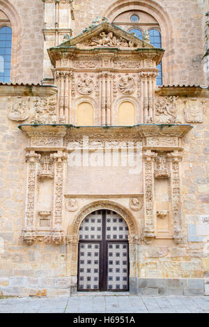 SALAMANCA, Spanien, APRIL - 17, 2016: Der plateresken - gotisches Portal der Kirche Iglesia de Sancti Spiritus vom 16. Jhdt. Stockfoto