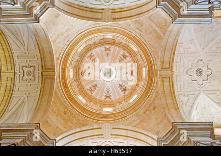 SALAMANCA, Spanien, APRIL - 17, 2016: Die Kuppel des Convento de Las Agustinas und Iglesia De La Purisima Kirche Stockfoto