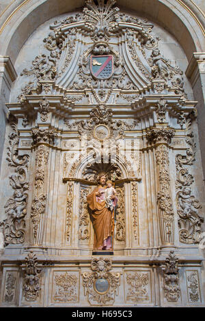 SALAMANCA, Spanien, APRIL - 17, 2016: Barocke Seitenaltar von St. Joseph in der Kirche Capilla de San Francesco von unbekannten Künstler. Stockfoto
