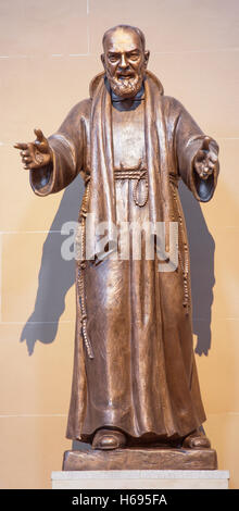 SALAMANCA, Spanien, APRIL - 17, 2016: Die Statue von Pater Pio in der Kirche Capilla de San Francesco von unbekannten Künstler des 20. Jhdt. Stockfoto