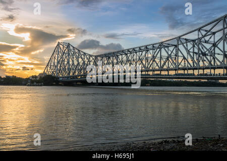 Howrah Brücke auf dem Fluss Ganges (auch bekannt als der Fluss Hooghly) bei Sonnenuntergang. Foto von Mallick Ghat. Stockfoto