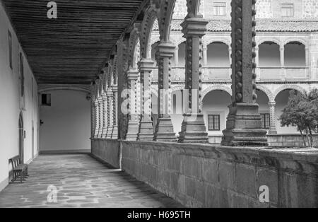 AVILA, Spanien, APRIL - 18, 2016: Atrium des Real Monasterio de Santo Tomas. Stockfoto