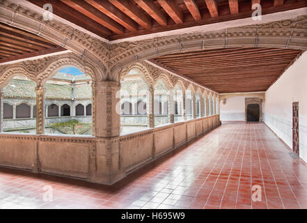 AVILA, Spanien, APRIL - 19, 2016: Das Atrium in Real Monasterio de Santo Tomas. Stockfoto