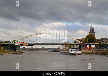 Wilhelmina Bogenbrücke über den Fluss IJssel in Deventer, Niederlande Stockfoto