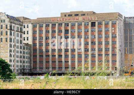 Verlassene Gebäude der Millennium Mills, ehemalige Getreidemühlen, erbaut im frühen 20. Jahrhundert Stockfoto