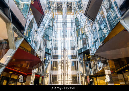 London, UK - 6. August 2016 - die zentrale Aufzüge des Einkaufszentrums in eine neue Änderung Gebäude Stockfoto