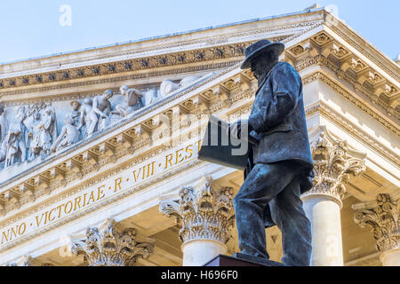 Die Statue des James Henry Greathead, außerhalb der Royal Exchange in London installiert Stockfoto