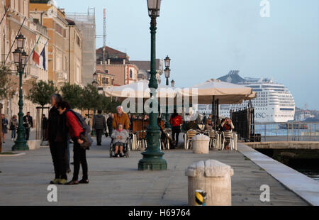 In Venedig Canale della Giudecca verschwindet ein großer Mulltideck Schiff, wie viele venezianische Bewohner verabscheuen heraus zum Meer Stockfoto