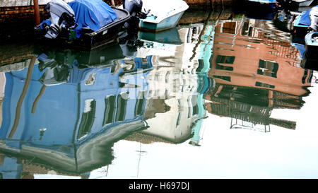 Reflexionen von bunt bemalten Häusern in einem Kanal in der Insel Burano in der Lagune in der Nähe von Venedig Stockfoto