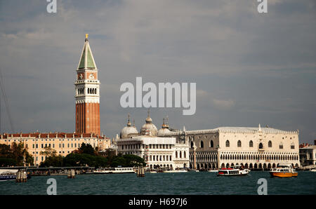 Doge von Venedig (oder herzoglichen) Palast und das San Marco Campanile gesehen vom Canale di San Marco an einem sonnigen Tag Stockfoto
