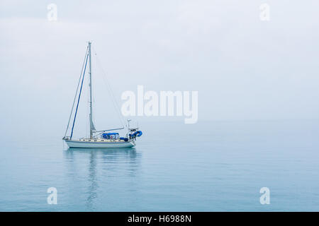 Ein Segelboot vor Anker im Pazifik Stockfoto