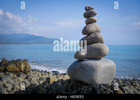 Eine Sammlung von schön gestalteten Steinen am Strand in der Nähe von Cairns in Queensland Stockfoto