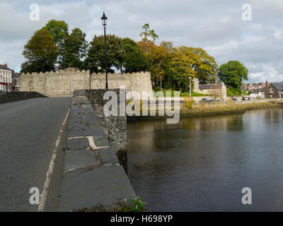 Blick über Strickjacke Brücke zum Schloss in alten historischen Marktstadt Ceredigion Mid Wales UK Schloss eine 11. Klasse aufgeführten Gebäude stammt aus dem 11thc Stockfoto