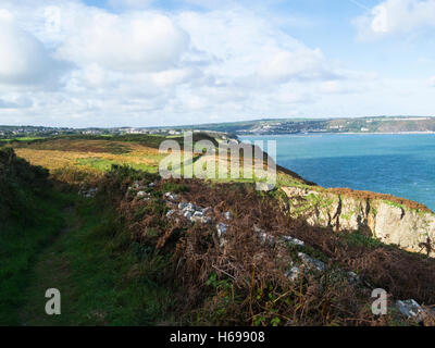 Auf einen schönen Oktober Herbsttag mit blauem Himmel über Fishguard Bucht nach Fishguard Pembrokeshire von Pembroke Coastal National Trail Fußweg anzeigen Stockfoto