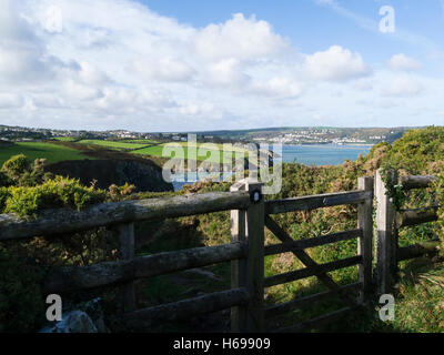 Blick über Fishguard Bay Fishguard Pembrokeshire von Pembroke Coast National Trail Fußweg an schönen Herbsttag Oktober mit blauem Himmel Stockfoto