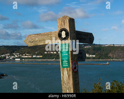 Wegpunkt auf Pembrokeshire Coastal Pfad National Trail Fishguard South Wales UK mit Blick über Fishguard Bay, Port Stockfoto