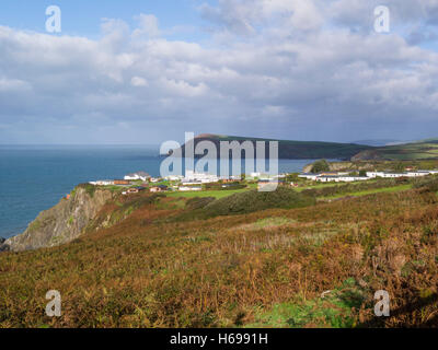 Blick über Fishguard Bay Resort auf Pembrokeshire Coastal Path National Trail auf schöne Oktoberwetter Tag Stockfoto