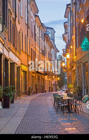 CREMONA, Italien - 24. Mai 2016: Die Straße Via Solverino in Morgen-Dämmerung. Stockfoto