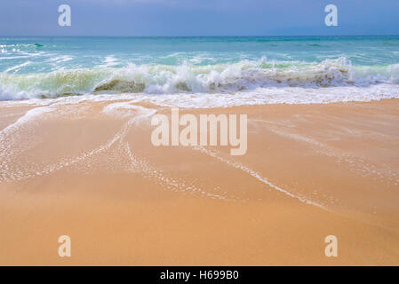 Atlantik, Vorderansicht der Wellen am Strand Stockfoto