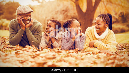 Porträt einer jungen lächelnd Familie im liegen lässt Stockfoto