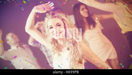 Zusammengesetztes Bild der happy Friends tanzen fröhlich Stockfoto