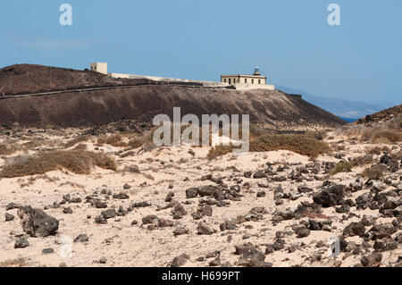 Fuerteventura: Die Wüste Landschaft auf dem Weg zur Punta Martiño Leuchtturm, eine aktive Leuchtturm auf der Kanarischen Insel Lobos Stockfoto