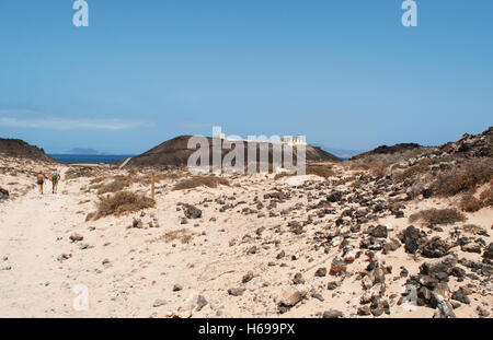 Fuerteventura: Die Wüste Landschaft auf dem Weg zur Punta Martiño Leuchtturm, eine aktive Leuchtturm auf der Kanarischen Insel Lobos Stockfoto