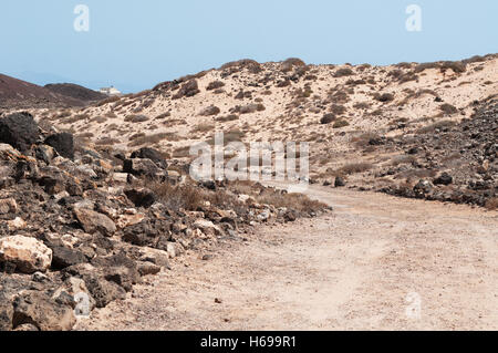 Fuerteventura: Die Wüste Landschaft auf dem Weg zur Punta Martiño Leuchtturm, eine aktive Leuchtturm auf der Kanarischen Insel Lobos Stockfoto