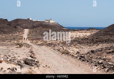 Fuerteventura: Die Wüste Landschaft auf dem Weg zur Punta Martiño Leuchtturm, eine aktive Leuchtturm auf der Kanarischen Insel Lobos Stockfoto