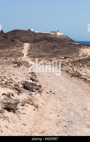 Fuerteventura: Die Wüste Landschaft auf dem Weg zur Punta Martiño Leuchtturm, eine aktive Leuchtturm auf der Kanarischen Insel Lobos Stockfoto