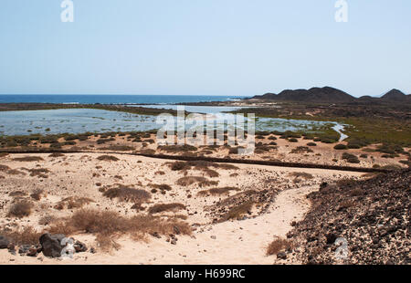 Kanarische Inseln, Spanien: ein Fußweg und die grüne Lagune am nordöstlichen Ende der kleinen Insel Lobos, 2 km nördlich von Fuerteventura Stockfoto