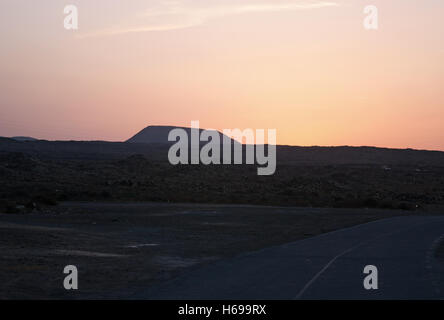 Fuerteventura, Kanarische Inseln, Nordafrika, Spanien: Blick von La Caldera Berg auf der Insel Lobos bei Sonnenuntergang von der Stadt Corralejo gesehen Stockfoto