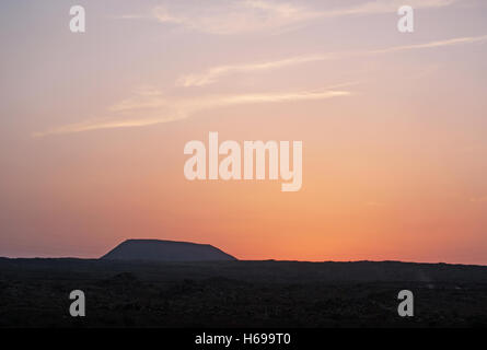 Fuerteventura, Kanarische Inseln, Nordafrika, Spanien: Blick von La Caldera Berg auf der Insel Lobos bei Sonnenuntergang von der Stadt Corralejo gesehen Stockfoto