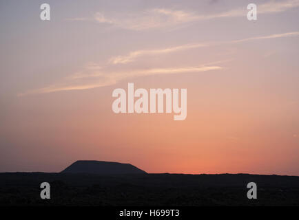 Fuerteventura, Kanarische Inseln, Nordafrika, Spanien: Blick von La Caldera Berg auf der Insel Lobos bei Sonnenuntergang von der Stadt Corralejo gesehen Stockfoto