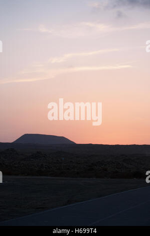 Fuerteventura, Kanarische Inseln, Nordafrika, Spanien: Blick von La Caldera Berg auf der Insel Lobos bei Sonnenuntergang von der Stadt Corralejo gesehen Stockfoto