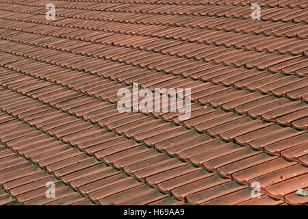 Roten keramische Dachziegel. Dachziegel. Stockfoto