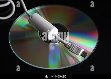 Computer-Media-Geräte. Compact Disc und USB-Kabel. Stockfoto