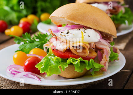 Sandwich mit Speck und Spiegelei Stockfoto