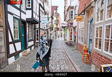 Ein junger Tourist in Shnoor Nachbarschaft Spaziergänge und Besuche Souvenir-Geschäfte und Kunstgalerien Stockfoto