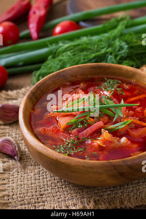 Traditionellen ukrainischen russischen pflanzlichen Borschtsch auf den alten hölzernen Hintergrund Stockfoto