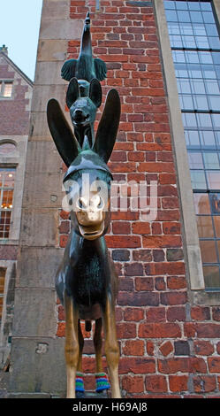 Eine Bronzestatue von Gerhard Marcks Darstellung der Bremer Stadtmusikanten befindet sich auf dem Marktplatz Stockfoto